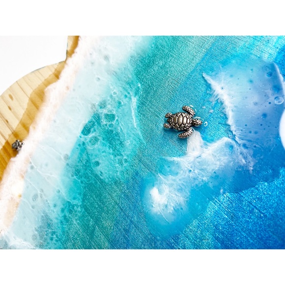 Resin Ocean Art Heart with Sea Turtle Decor - Picture 4 of 5